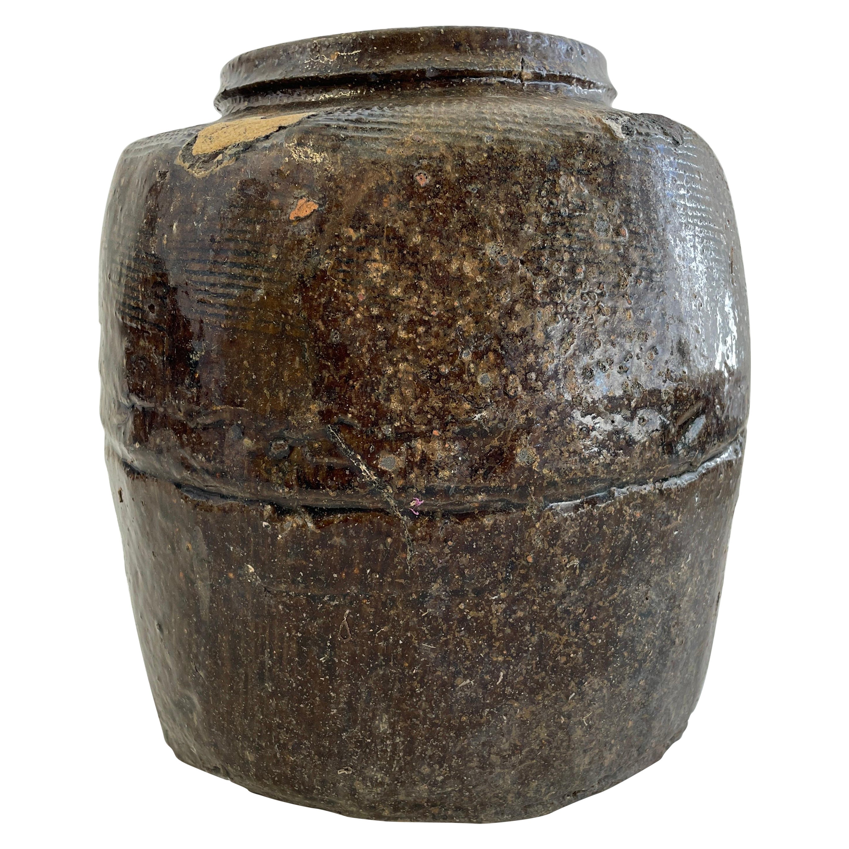 Vieille poterie en terre cuite émaillée brune