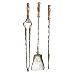 Set englischer Feuerwerkzeuge aus Messing und poliertem Stahl mit durchbrochenem Laubsgewerk, um 1800