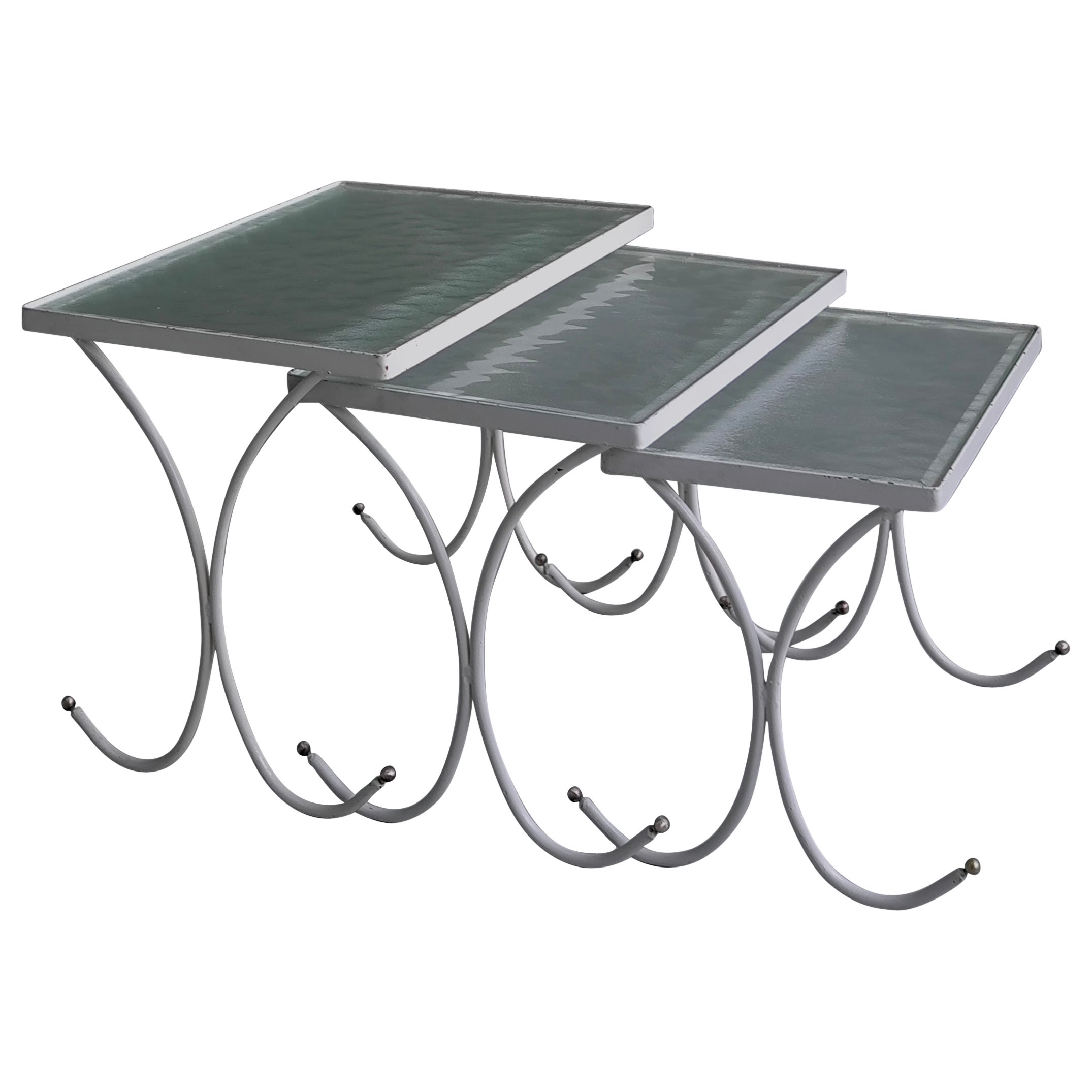 Ensemble de trois tables gigognes en métal blanc, France, années 1950 en vente