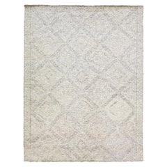 Tapis en laine ivoire et gris de style marocain moderne et géométrique fait à la main par Apadana