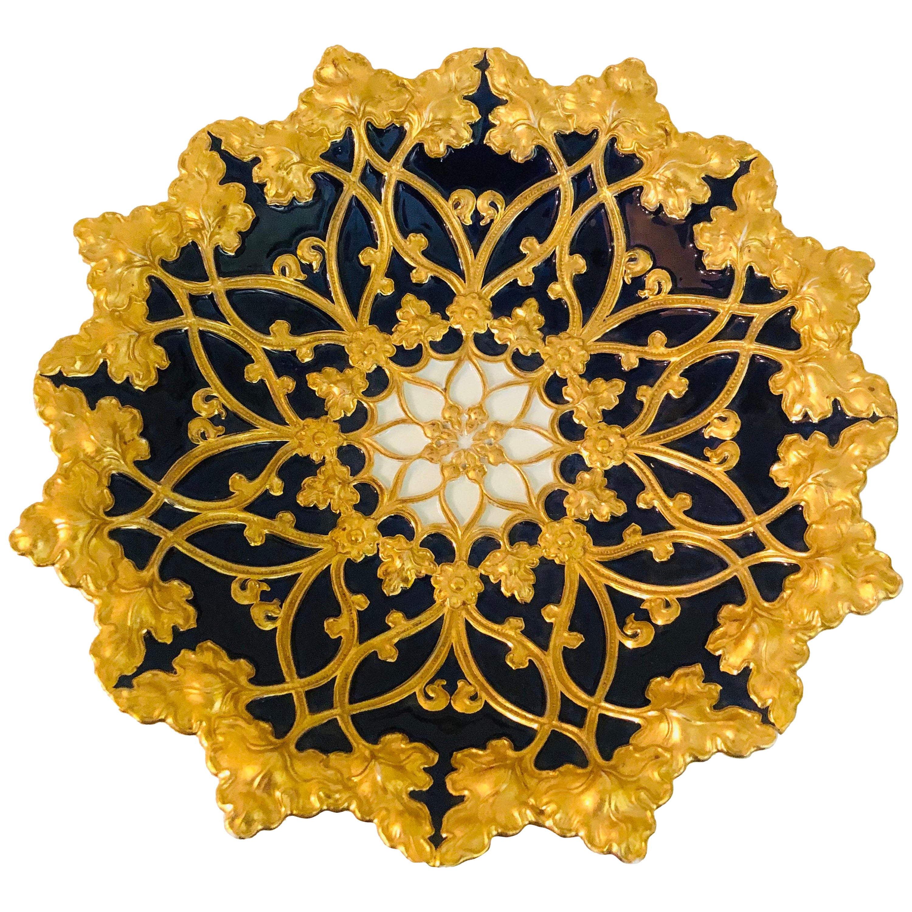 Meissener kobaltfarbener und goldener geriffelter Platzteller mit einer Umrandung aus goldenen Blättern aus den 1890er Jahren