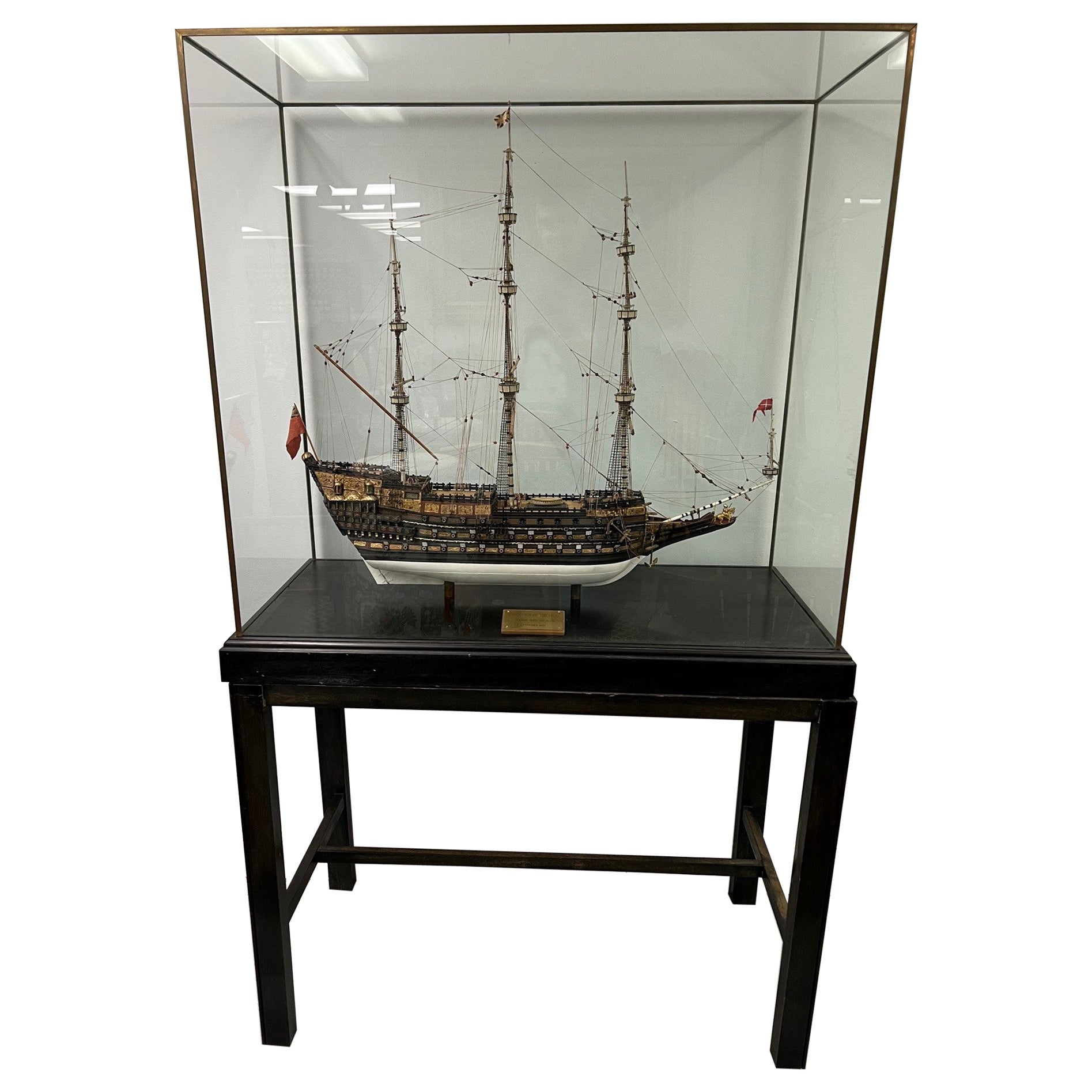 Schiffsmodell „Sovereign of the Seas“ der englischen Marinekriegsschiffe in einem Glaskasten und Ständer 