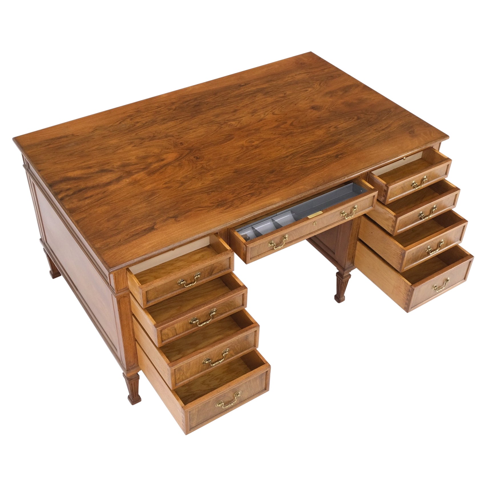 Großer antiker Schreibtisch mit 9 Schubladen aus tiefem Nussbaumholz im Partner-Stil mit Messinggriffen, Mint