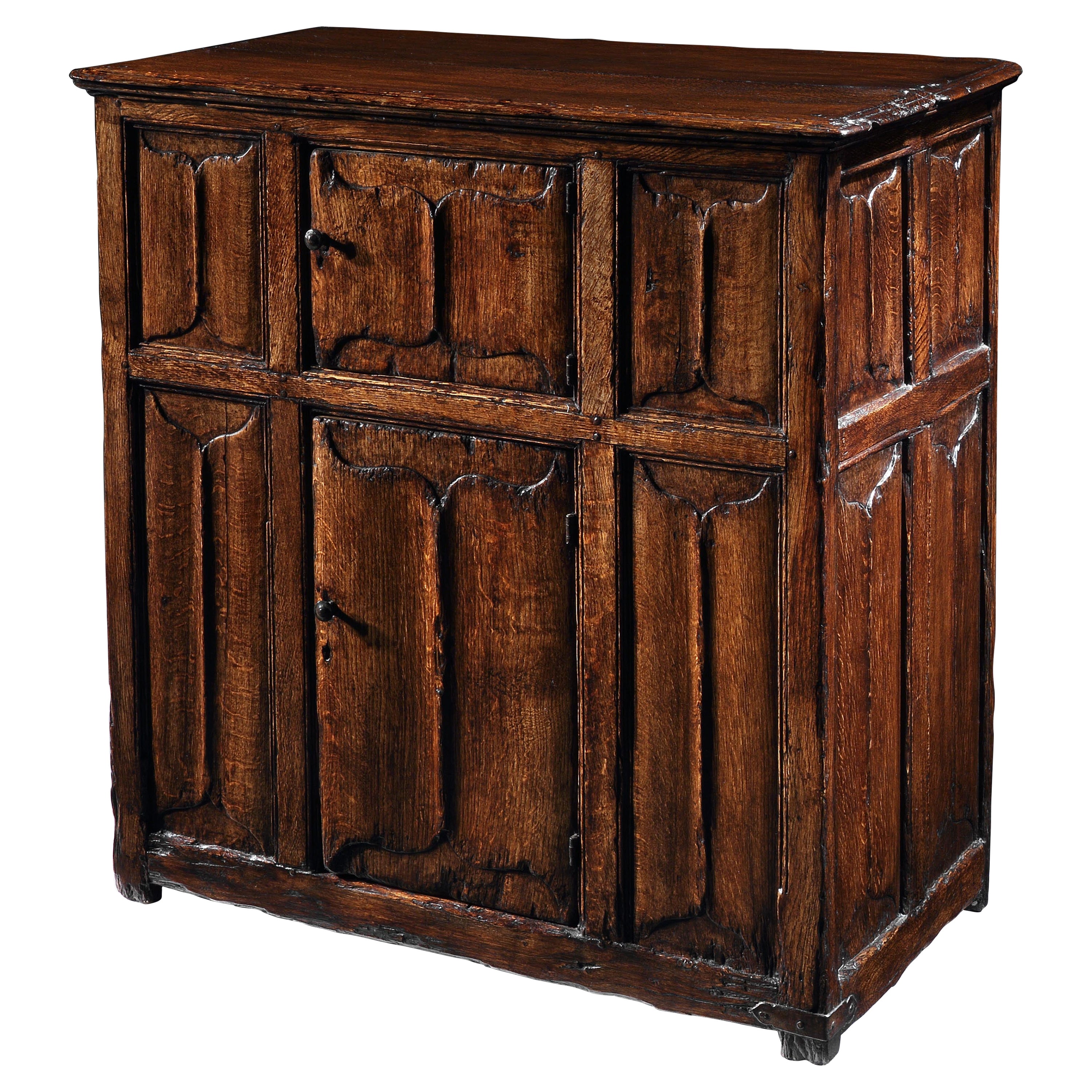 Armoire en chêne étroit sculpté à plis de lin 17ème siècle