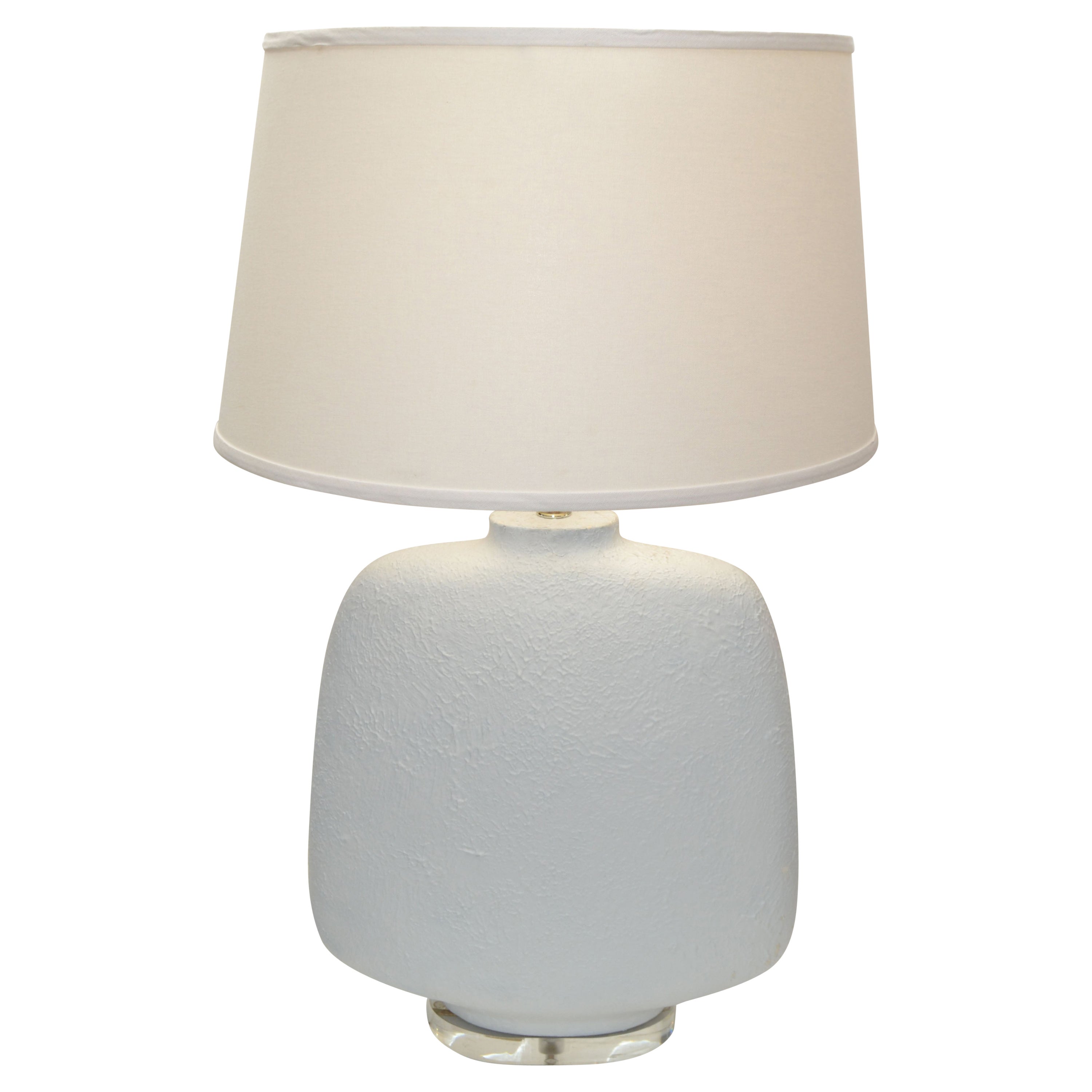 Mid-Century Modern Iconic Sculptural Textured White Plaster Table Lamp on Lucite For Sale