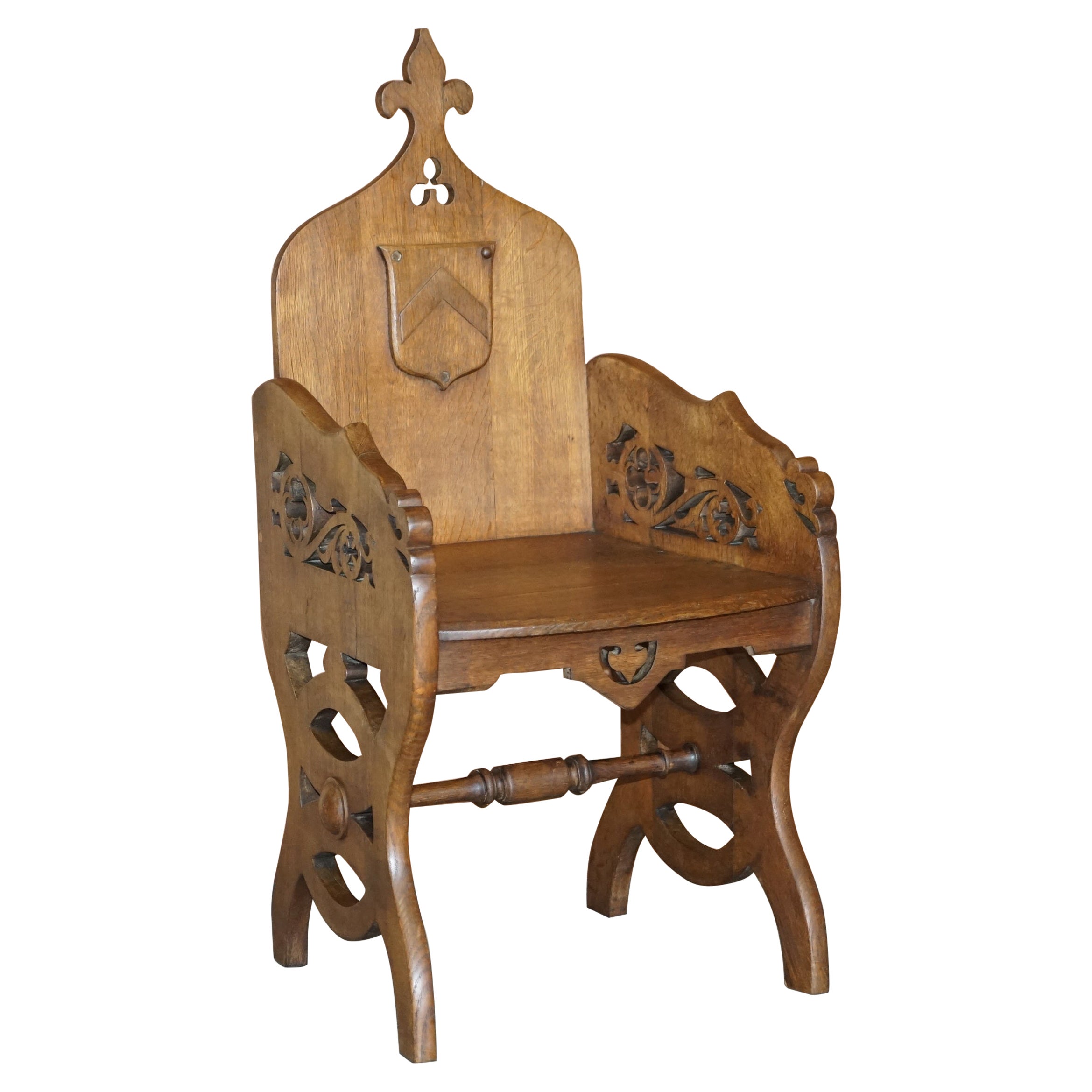 Ravissant fauteuil en chêne anglais ancien de style néo-gothique à dossier en forme de steeple, datant d'environ 1900