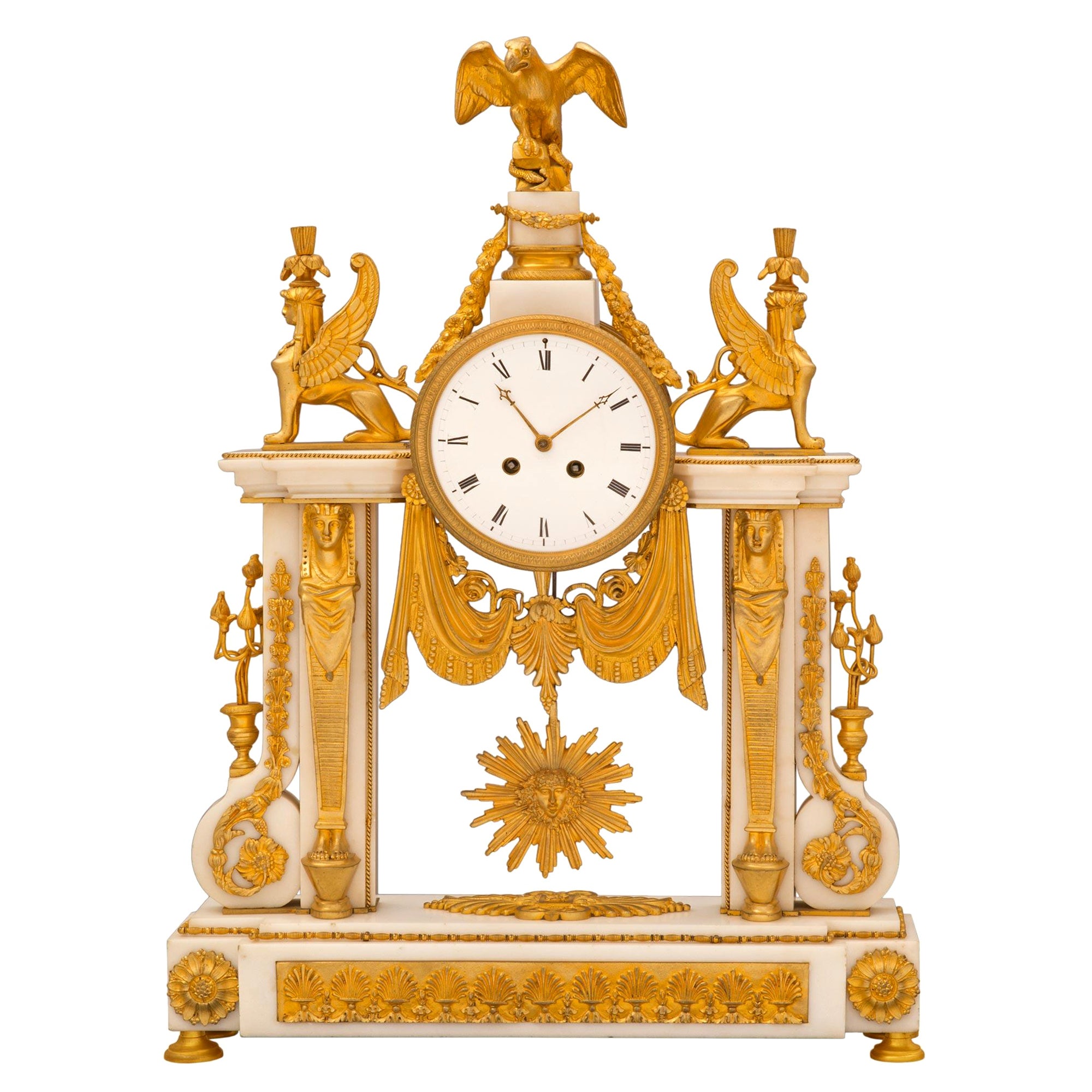 Neoklassizistische französische Uhr aus Goldbronze und weißem Carrara-Marmor aus dem 19. Jahrhundert im Angebot