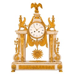Horloge néoclassique française du 19ème siècle en bronze doré et marbre de Carrare blanc