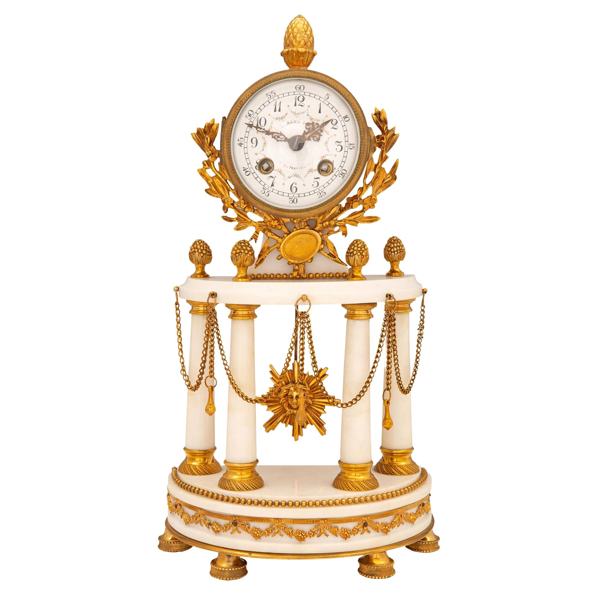 Horloge française du 19ème siècle de style Louis XVI en bronze doré et marbre de Carrare blanc