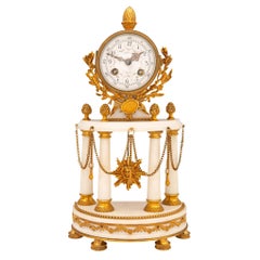 Horloge française du 19ème siècle de style Louis XVI en bronze doré et marbre de Carrare blanc