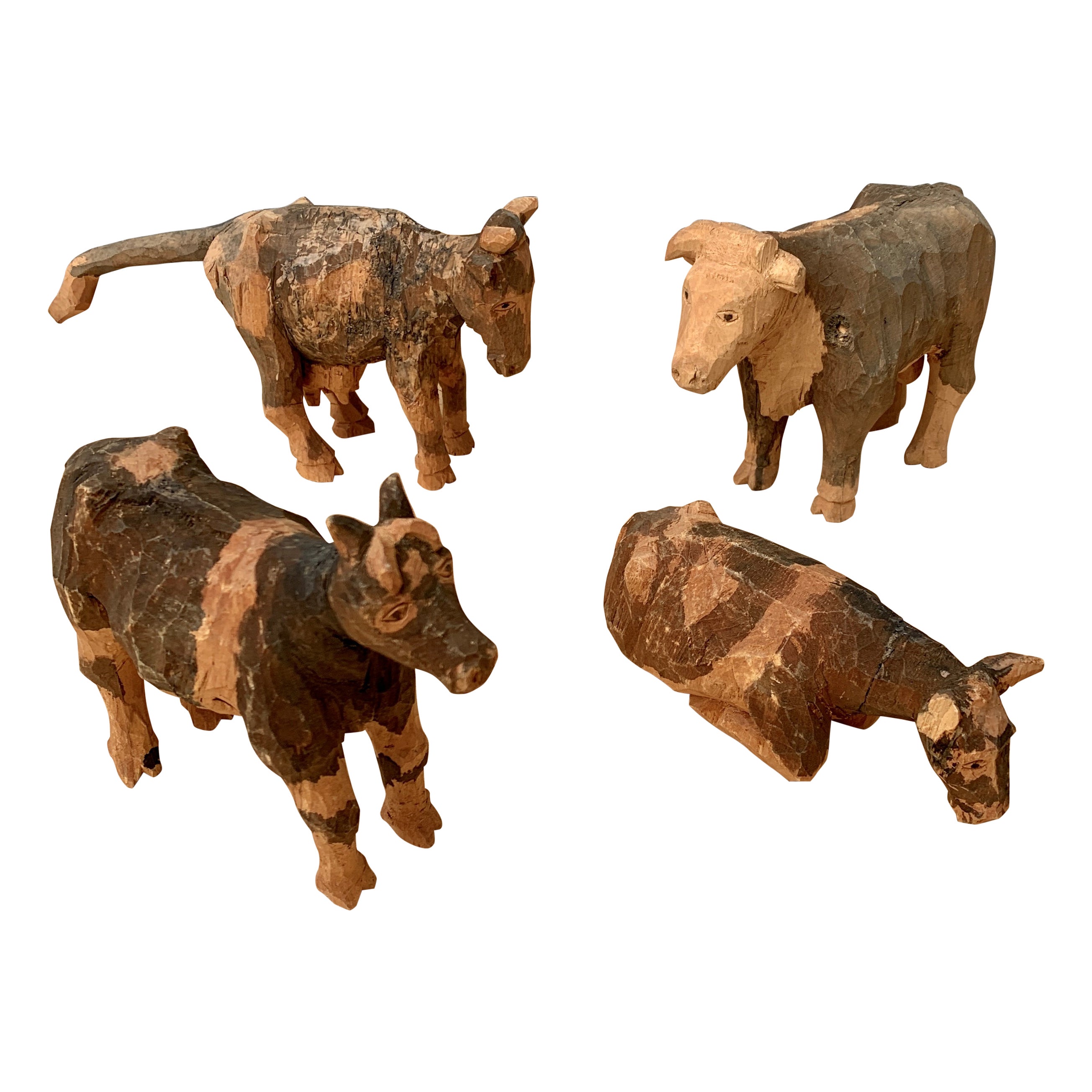 Sculpture de centre de table d'art populaire sudois reprsentant 3 vaches et un taureau en vente