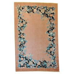 Tapis Floreal rose clair du 20e siècle de style déco chinois Nichols, ca 1920