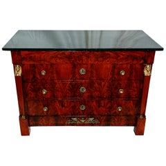 Commode d'époque Empire en acajou à grain flammé avec dessus en marbre noir