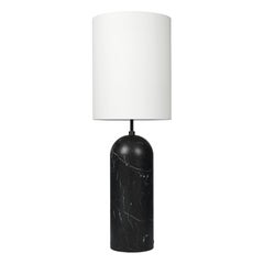 „Gravity XL High“ Stehlampe für Gubi aus schwarzem Marmor mit weißem Schirm
