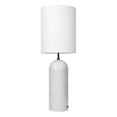 „Gravity XL High“ Stehlampe für Gubi aus weißem Marmor mit weißem Schirm