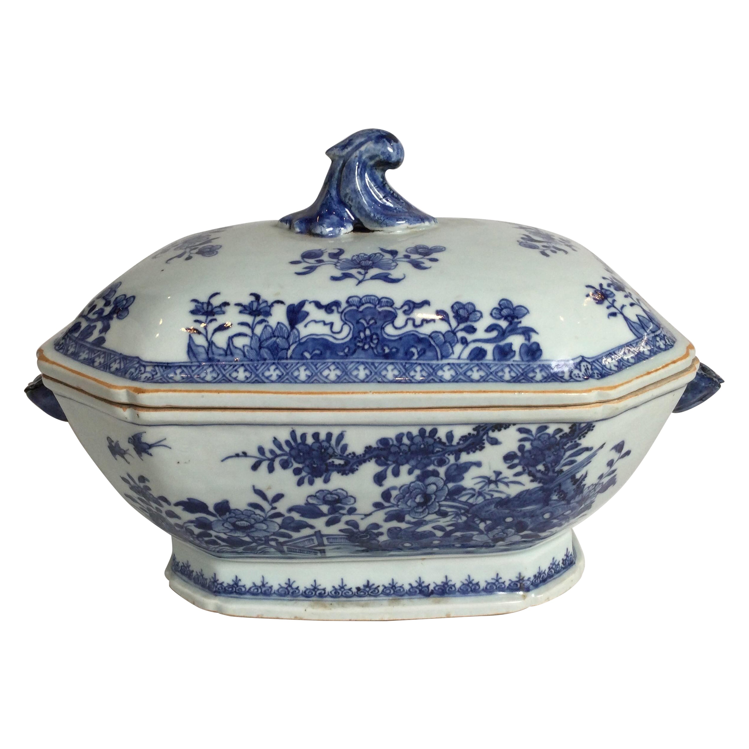 Late 18th Century Chinese Porcelain Covered Tureen For Sale