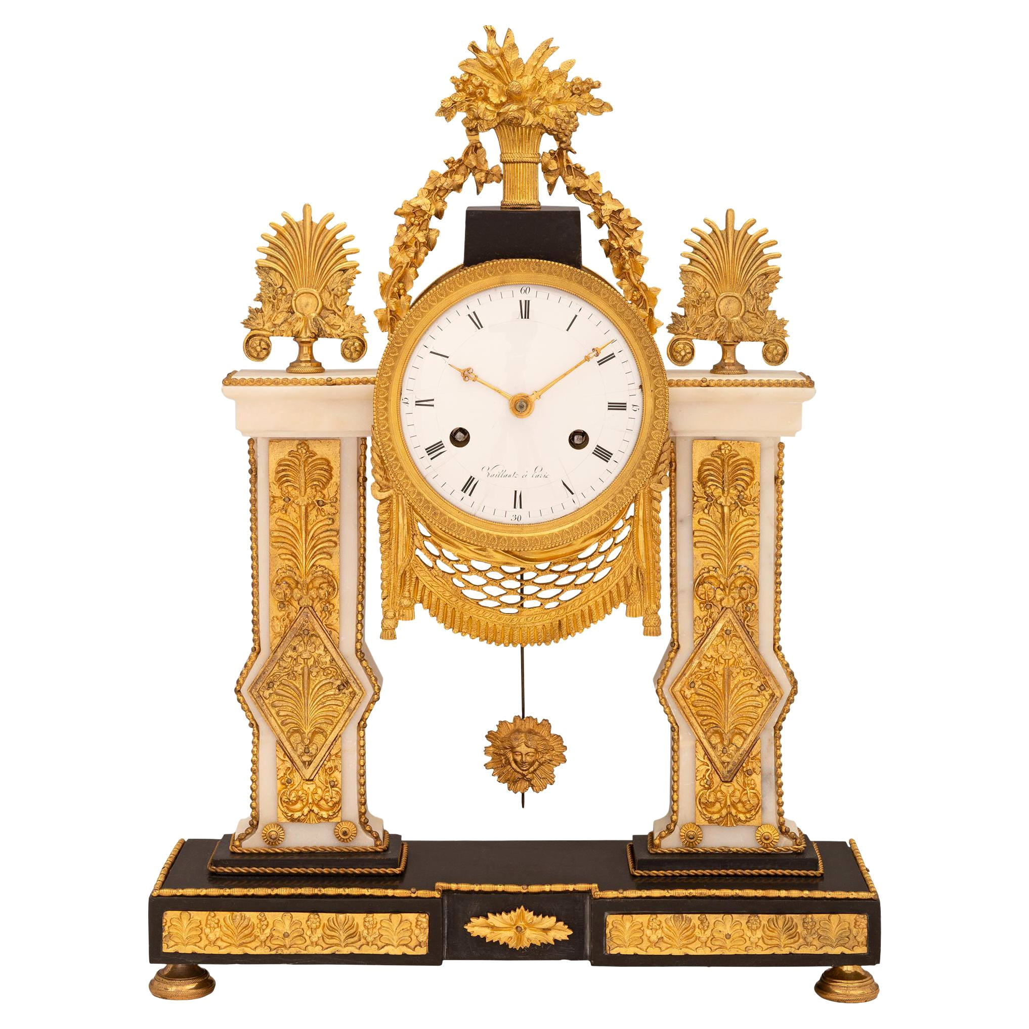 Uhr aus Marmor und Goldbronze im Louis-XVI-Stil des 19. Jahrhunderts im Angebot