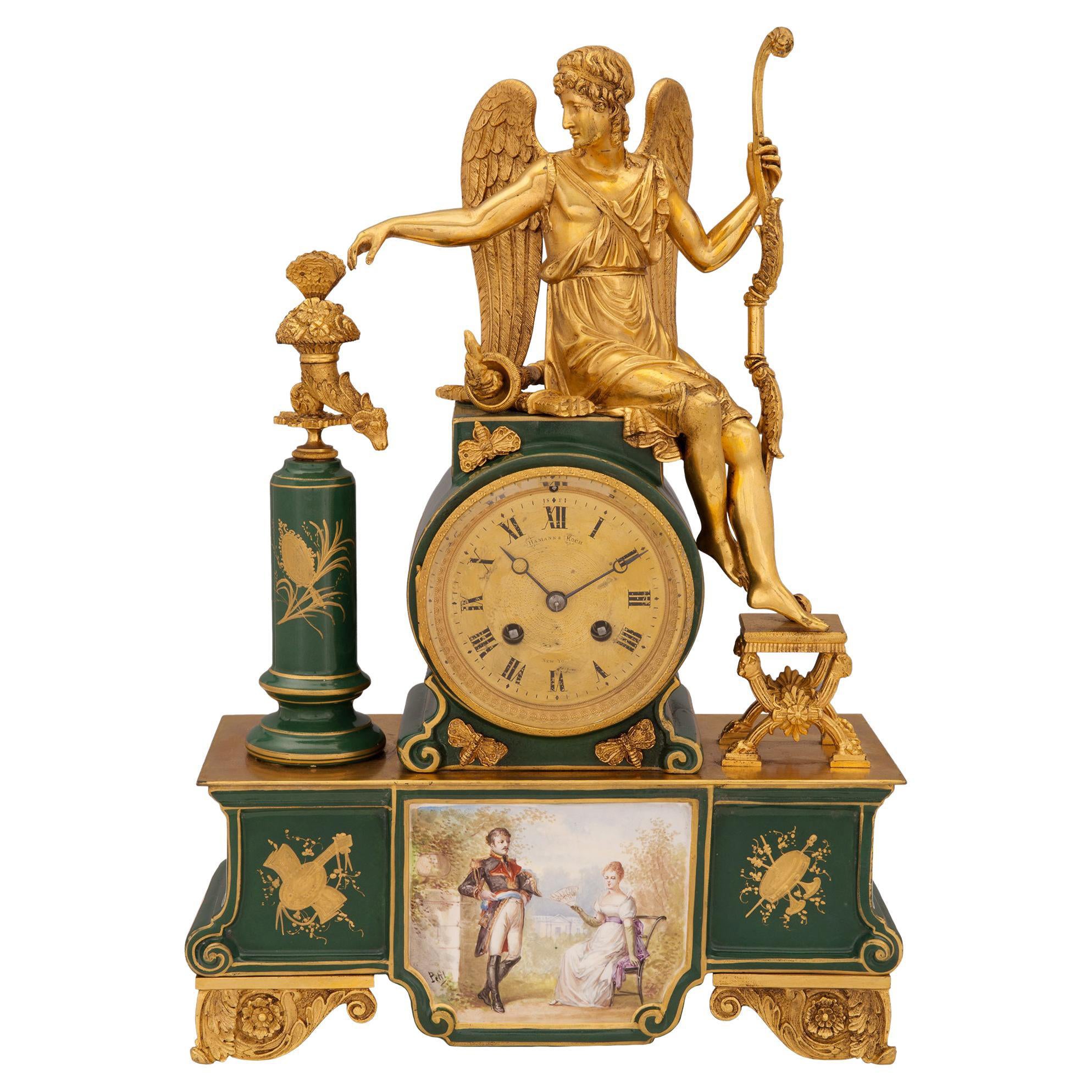 Horloge française du 19ème siècle de style néoclassique en porcelaine et bronze doré