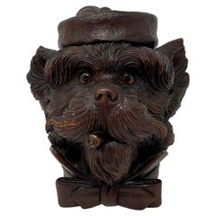 Humidificateur ancien en forme de chien de la Forêt Noire allemande sculpté, vers les années 1890