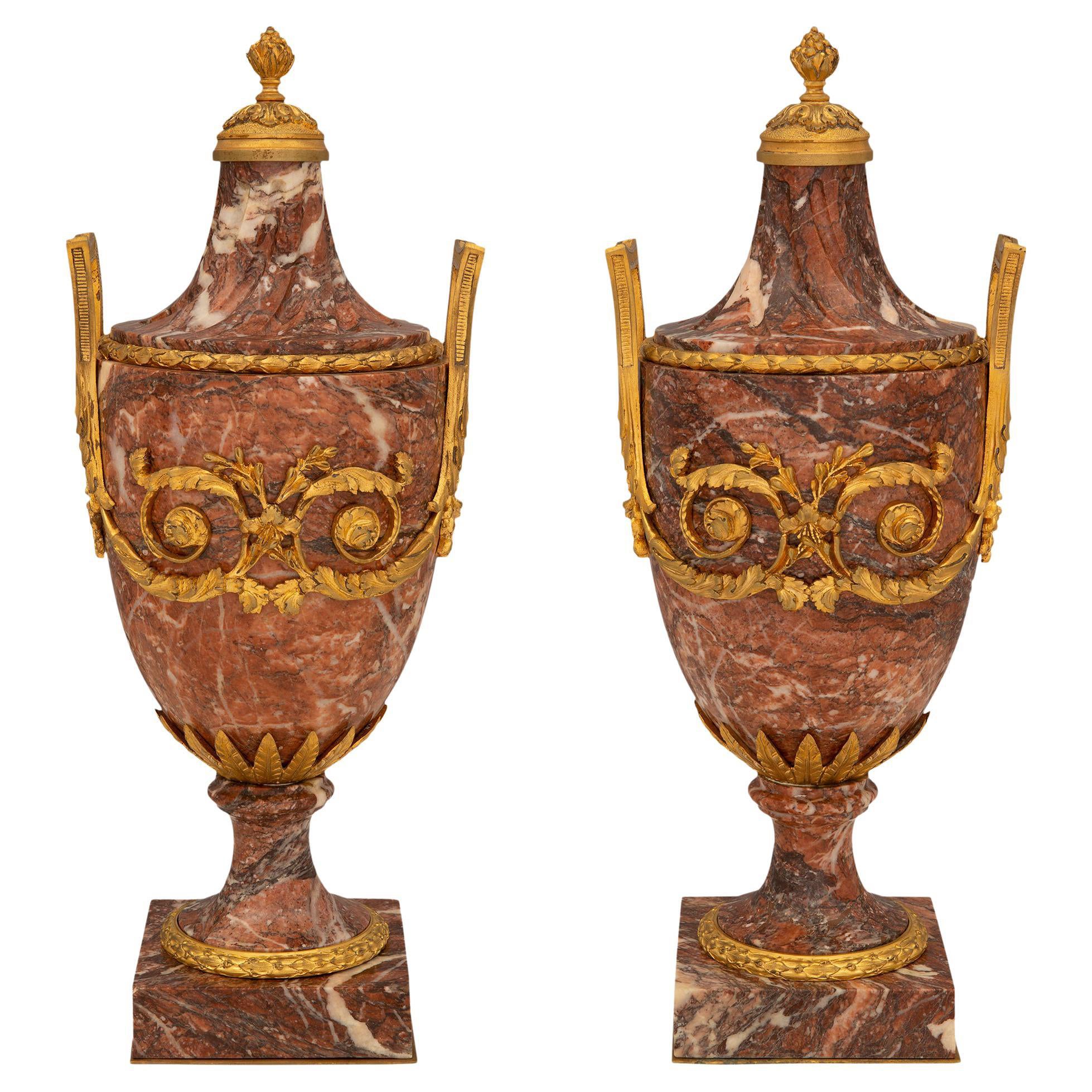 Paar französische Urnen aus Marmor und Goldbronze im Stil Louis XVI des 19. Jahrhunderts, signiert E. Kahn