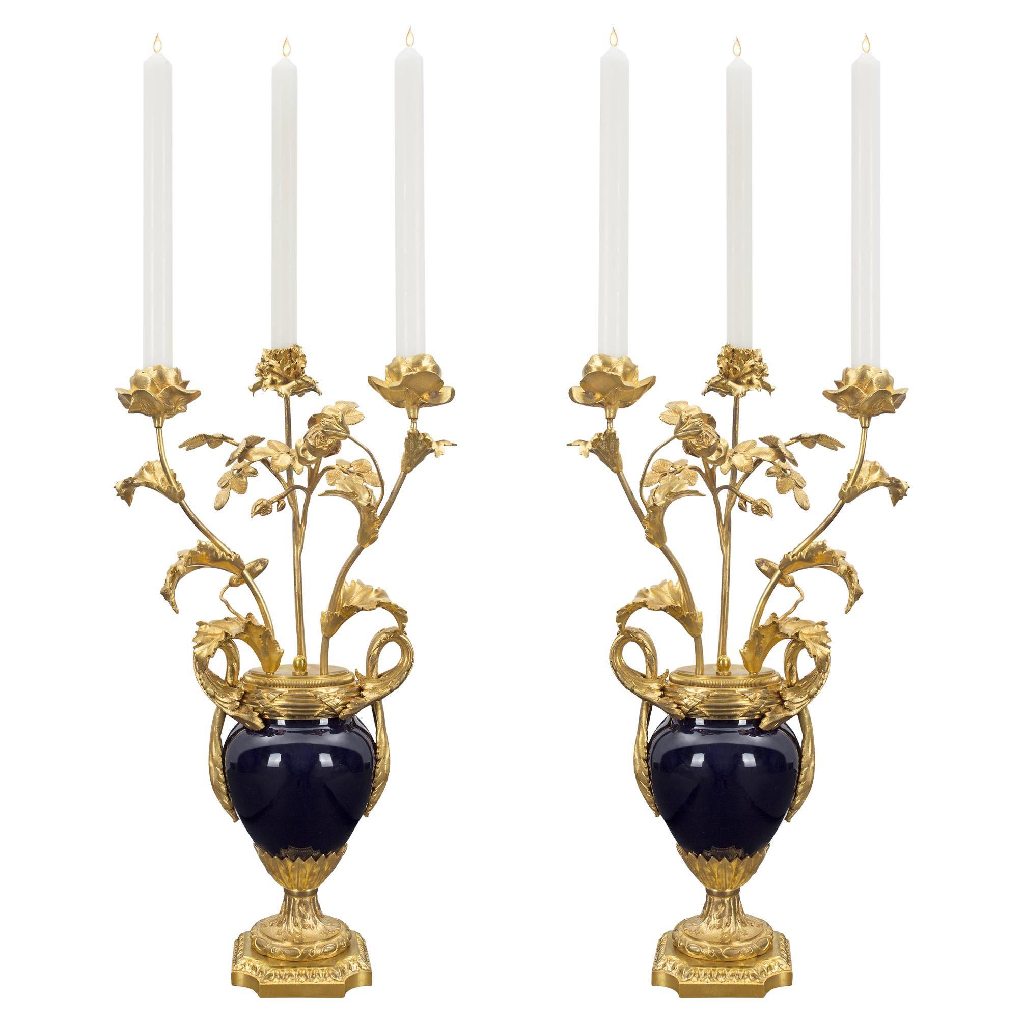 Paire de candélabres en porcelaine Svres de style Louis XVI du 19ème siècle français