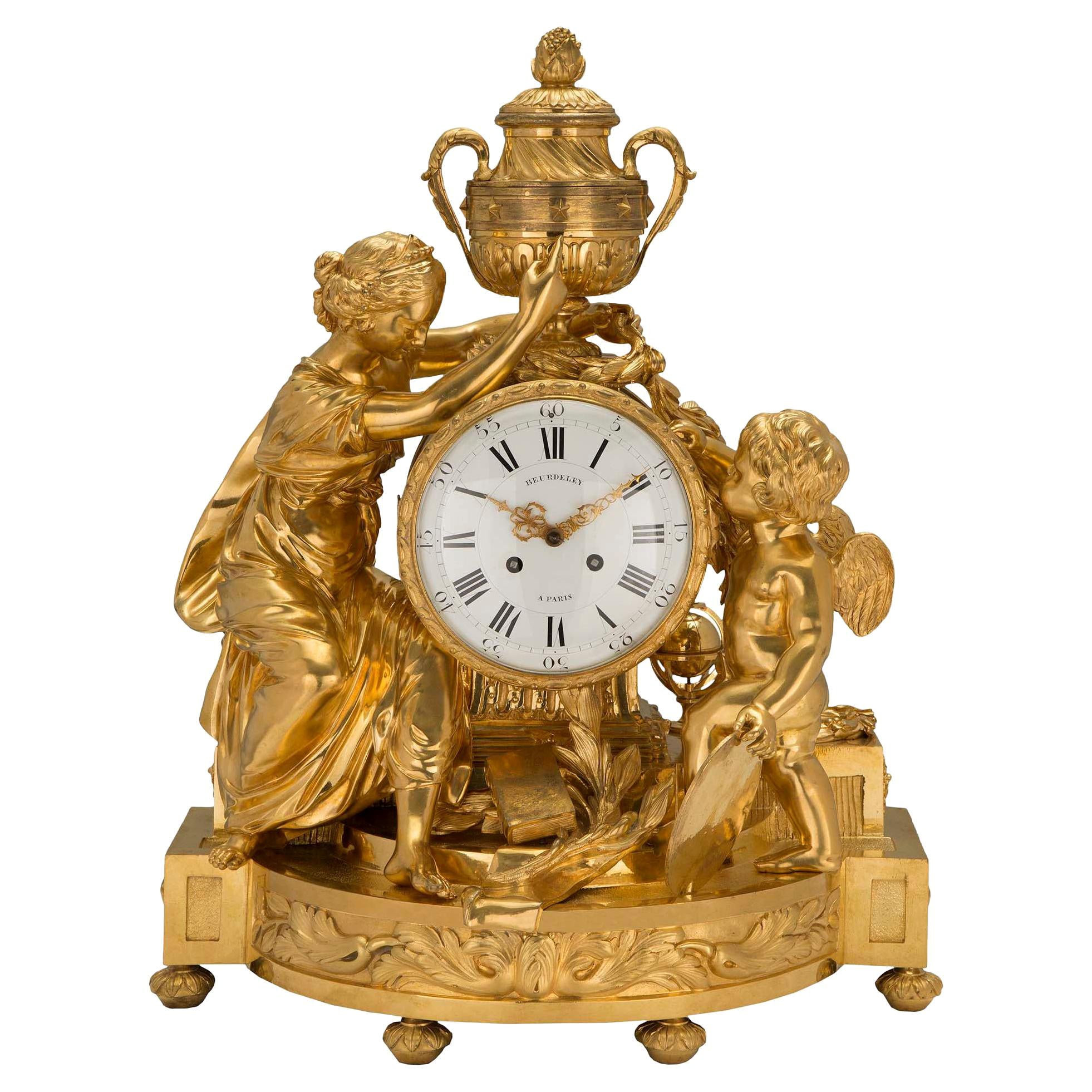 Horloge de style Louis XVI du milieu du XIXe siècle en bronze doré signée Beurdeley Paris