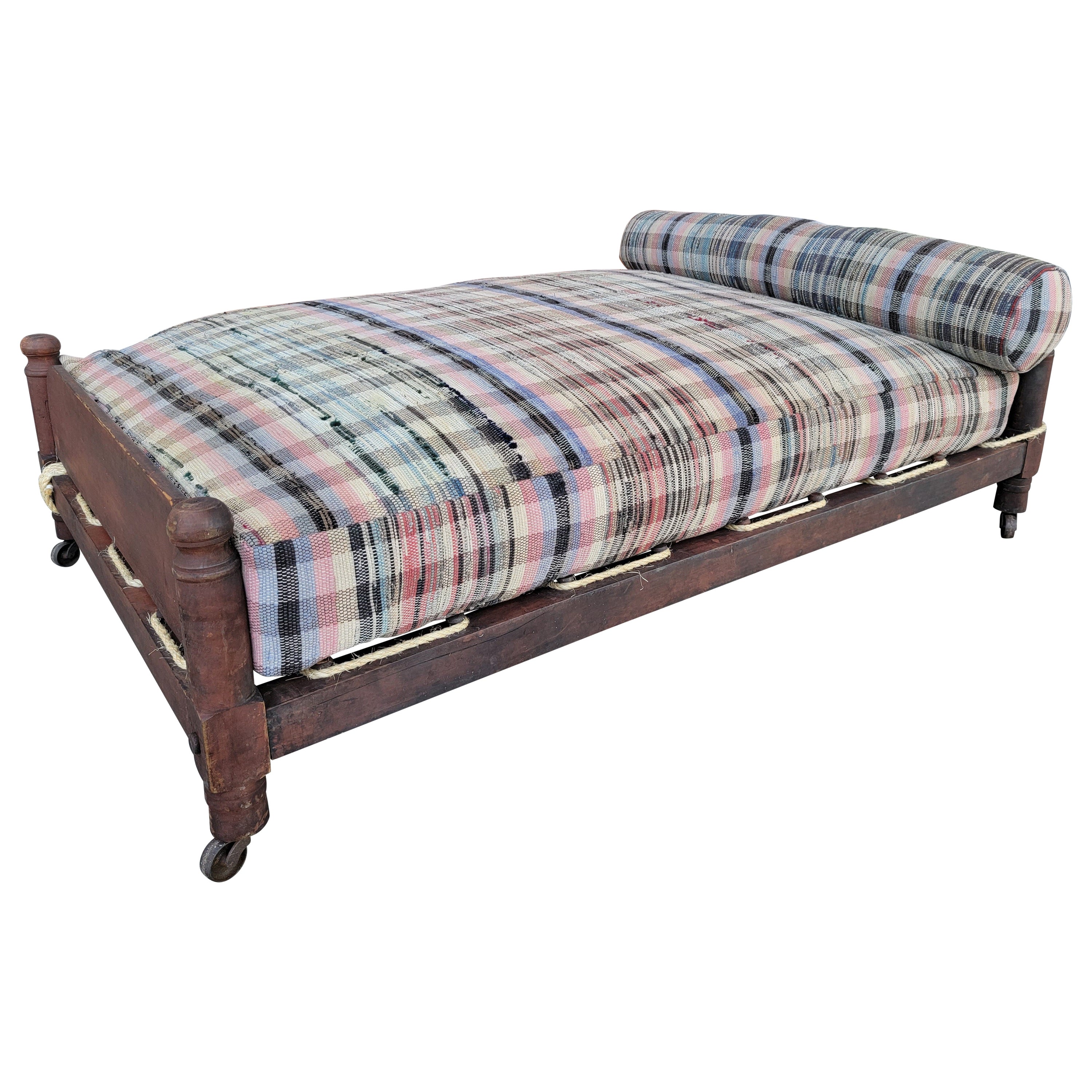 Lit Trendle original du 19ème siècle peint en rouge avec matelas en chiffon du 19ème siècle