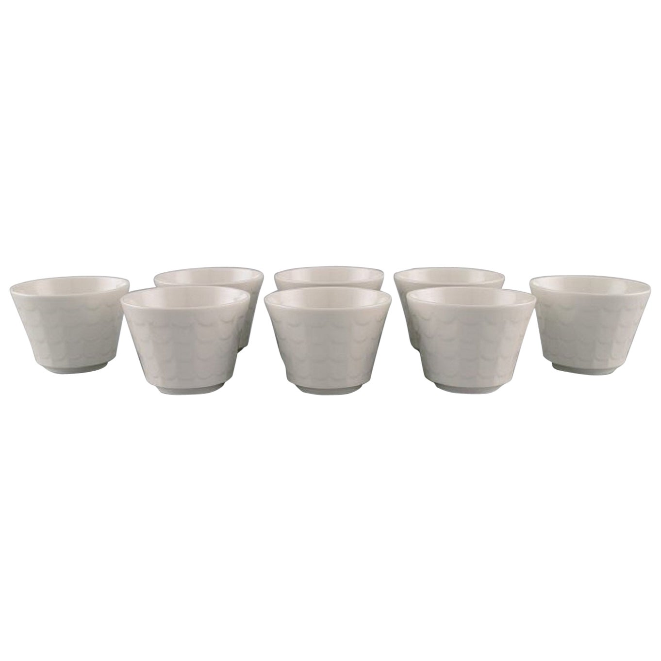 Wilhelm Kåge pour Gustavsberg, huit tasses en porcelaine émaillée blanche en vente