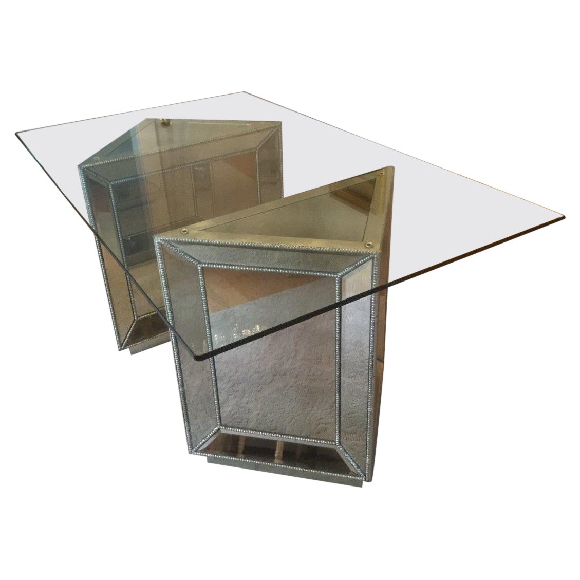 Table de salle à manger rectangulaire contemporaine en verre avec piétements triangulaires en miroir en vente