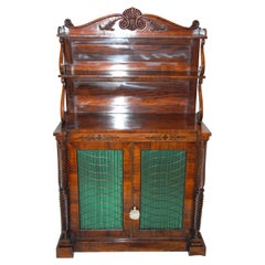 Chiffonnier anglais William IV en acajou avec fronton sculpté et incrustation d'ébène