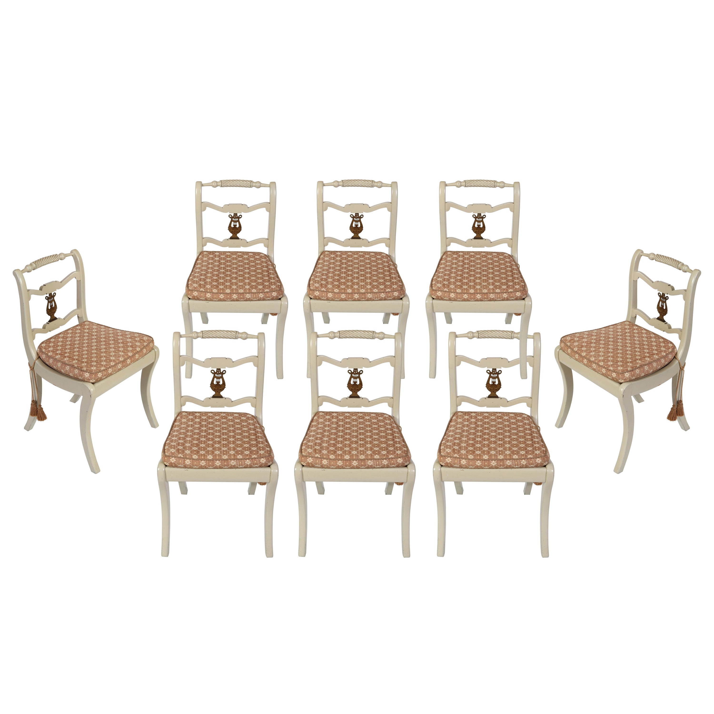 Set von acht lackierten Esszimmerstühlen im Regency-Stil mit Harfendetails