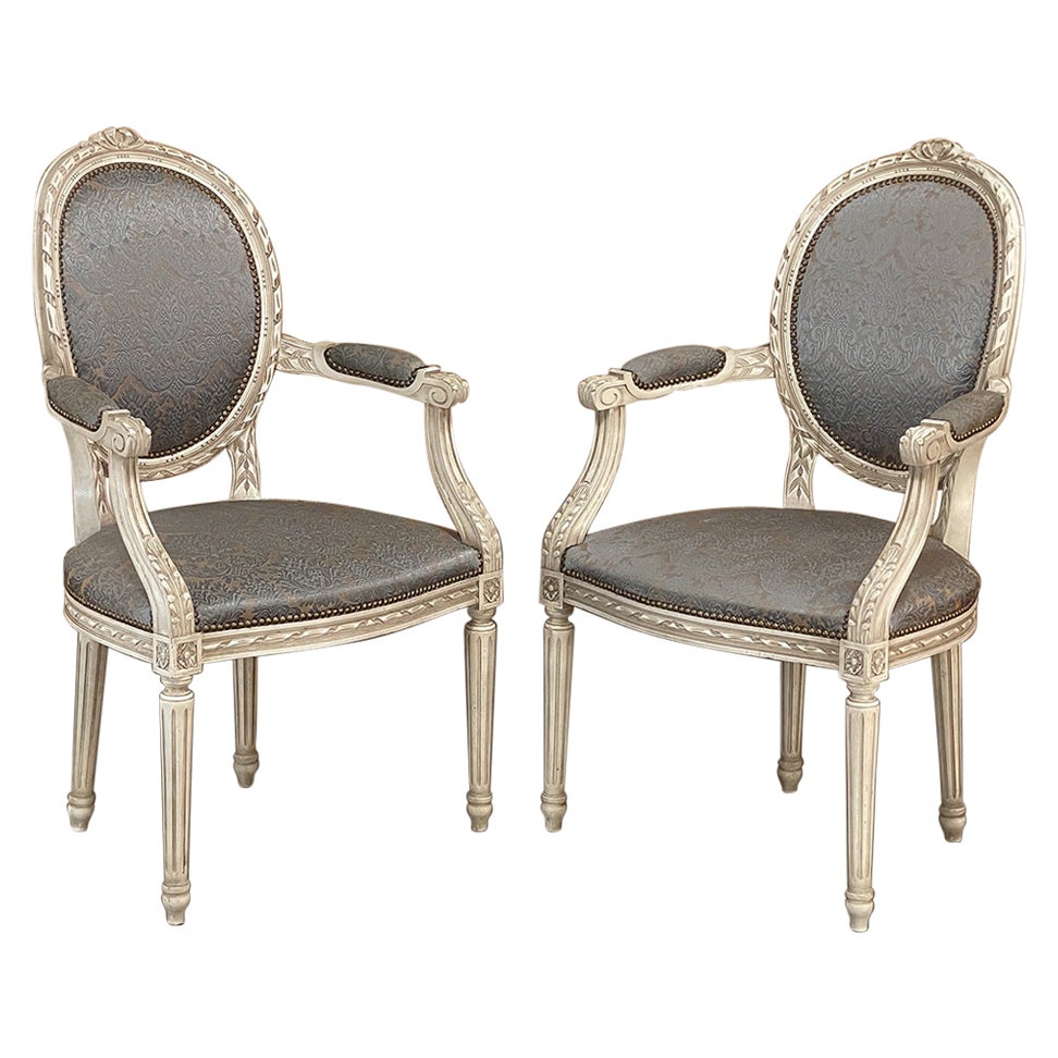 Paire de fauteuils et fauteuils français anciens peints de style Louis XVI