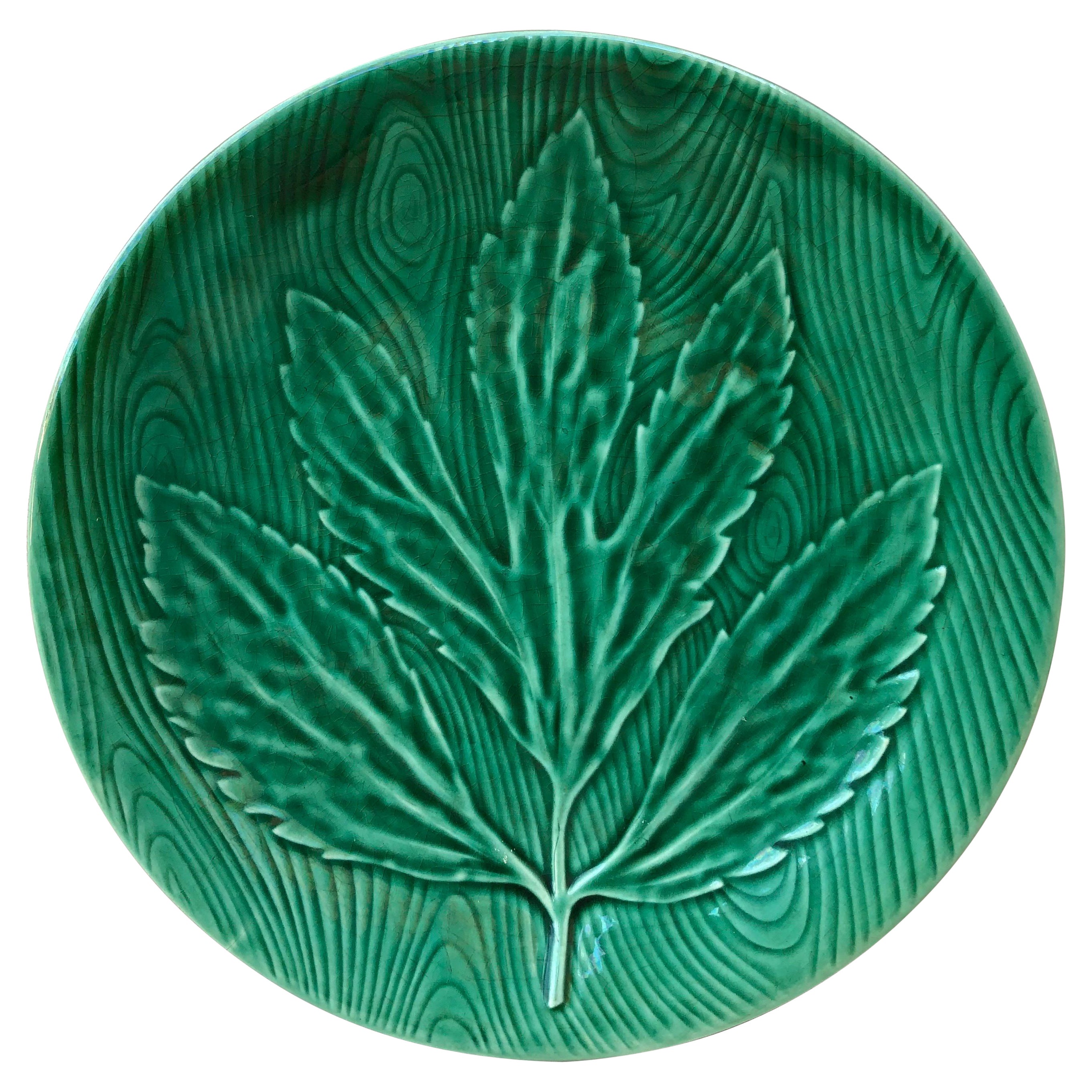 Assiette à feuilles en majolique verte Gien vers 1950