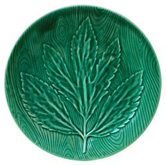 Plato de hojas de mayólica verde Gien circa 1950