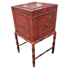 Chinoiserie-Schrank aus Kunstbambus mit dekorativer Schachtel und Fächer