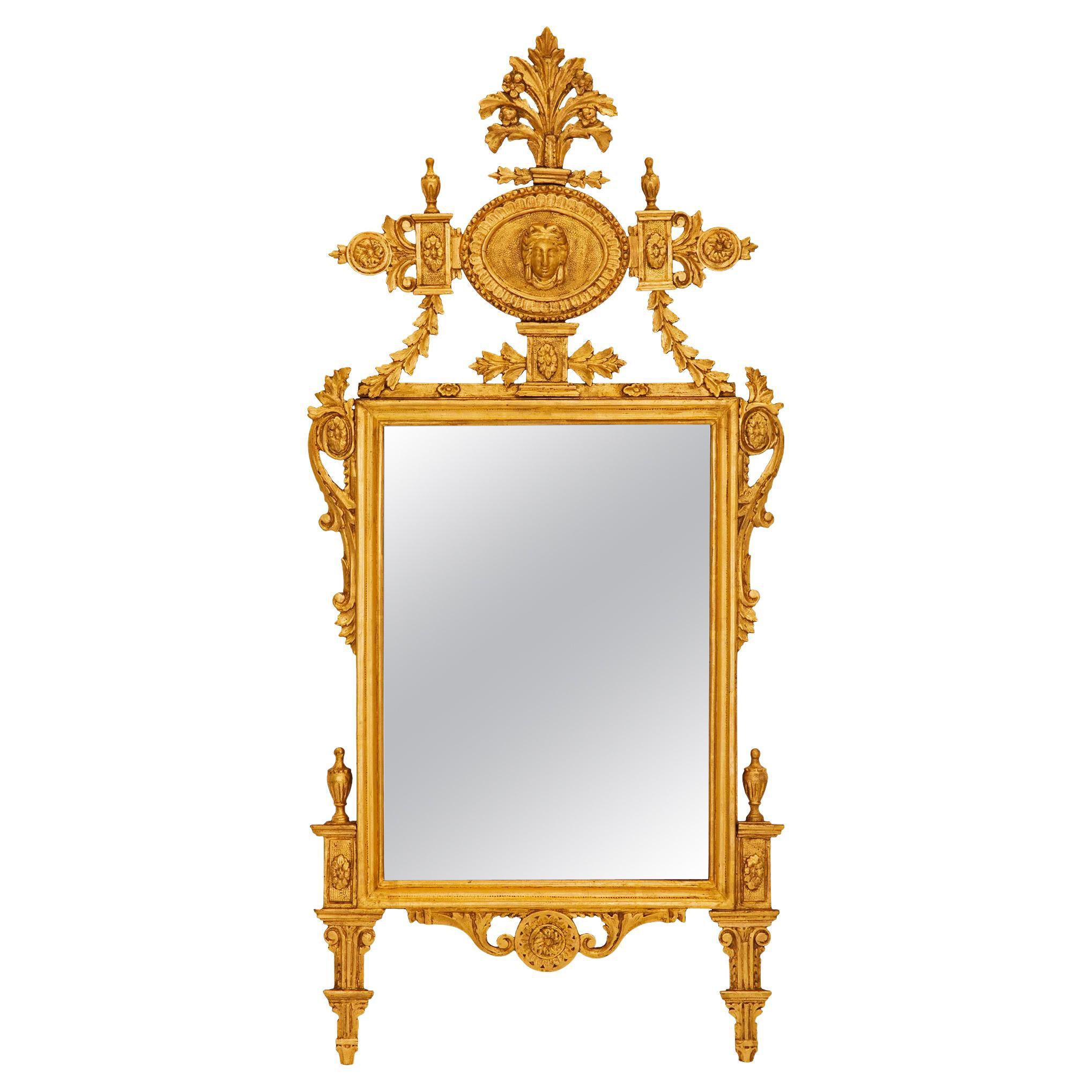 Miroir italien néoclassique du 18ème siècle en bois doré en vente