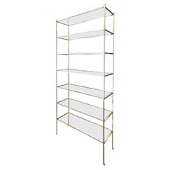 Grande étagère en laiton personnalisée avec étagères en verre par Adesso Imports