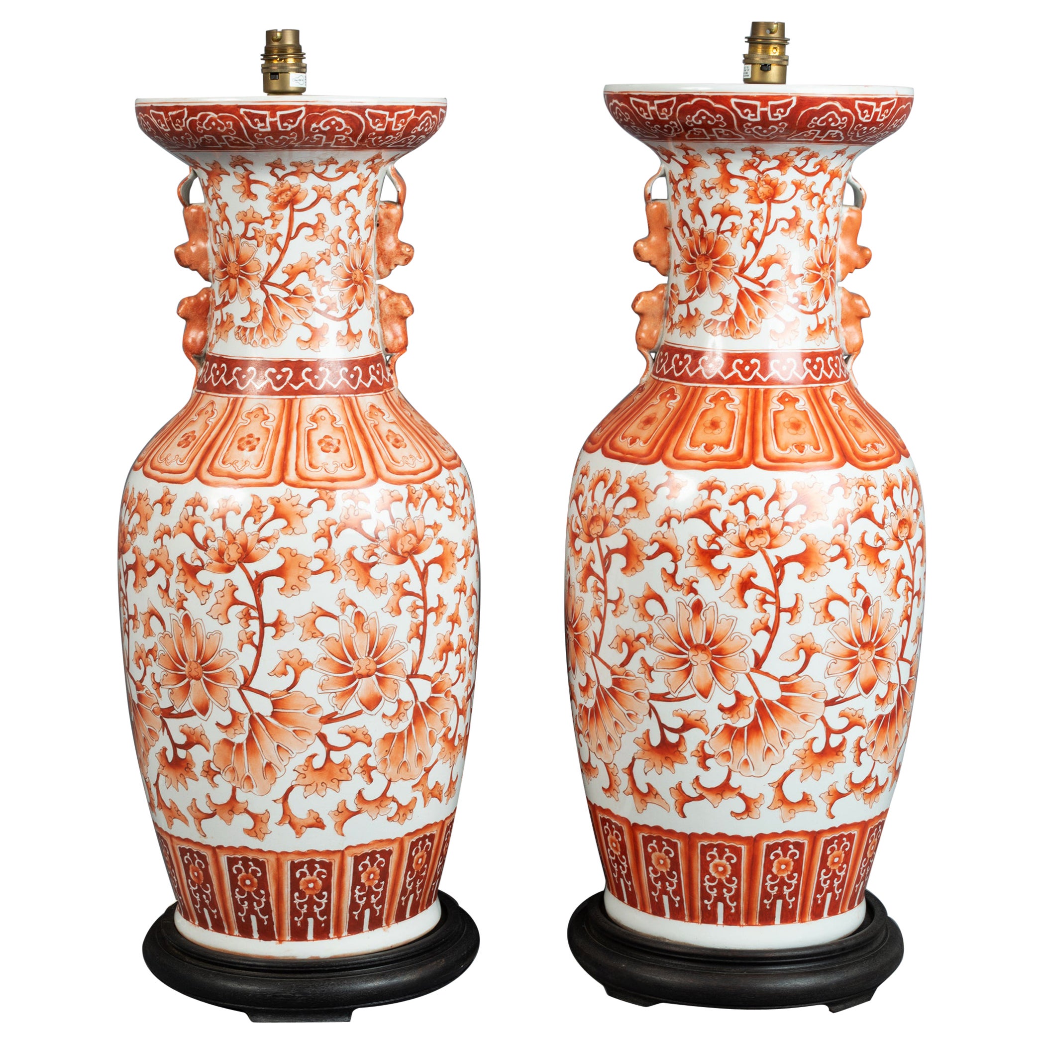 Paire de grands vases de lampe chinois du 19ème siècle, orange, fleurs et feuillage en vente