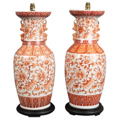 Paire de grands vases de lampe chinois du 19ème siècle en porcelaine orange à fleurs et feuillage