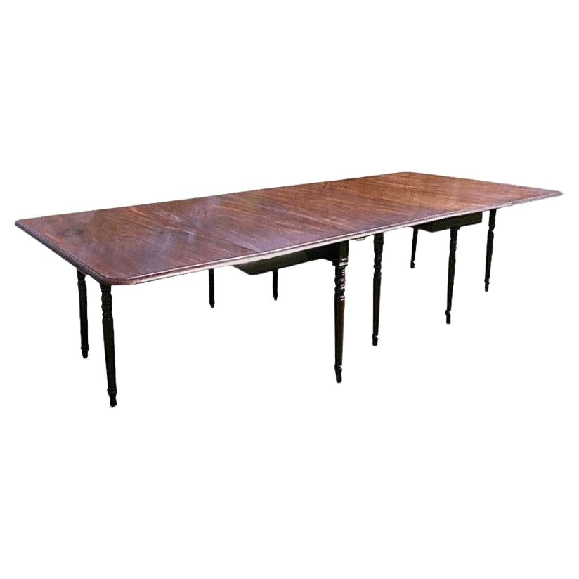 Grande table à manger d'époque Régence en acajou en vente