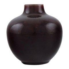 Royal Copenhagen Vase aus glasierter Keramik, schöne Ochsenblutglasur, datiert 1948