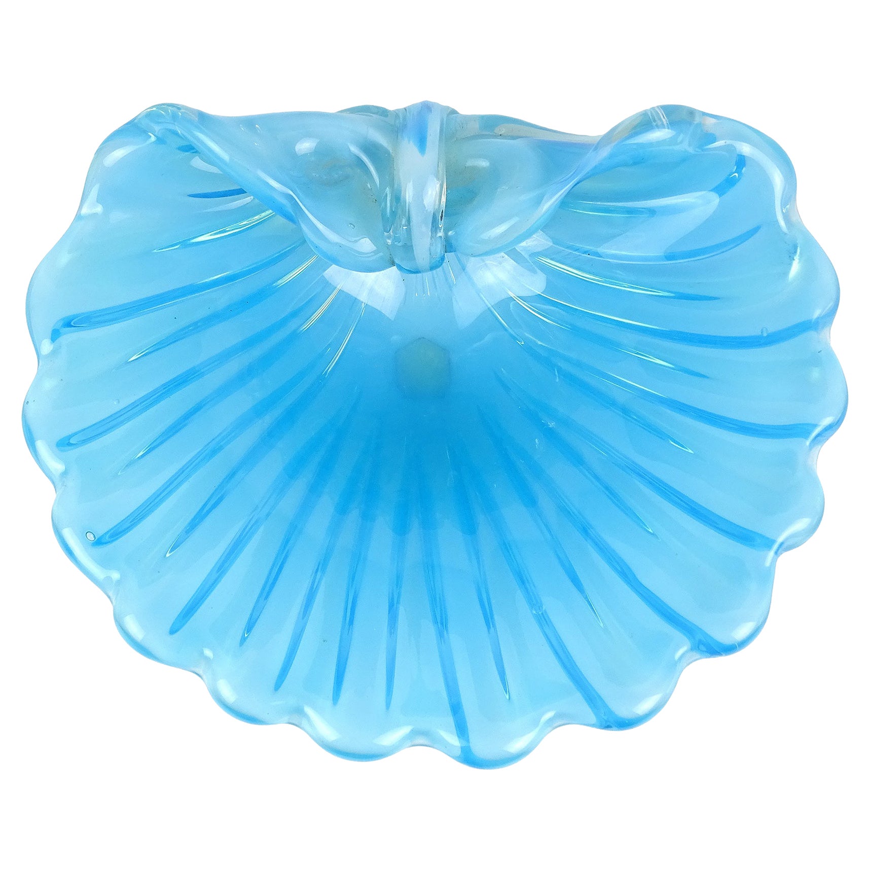 Cenedese Murano Opalescent Blue White Italian Art Glass Fan Conch Seashell Bowl (bol à coquillages) en vente