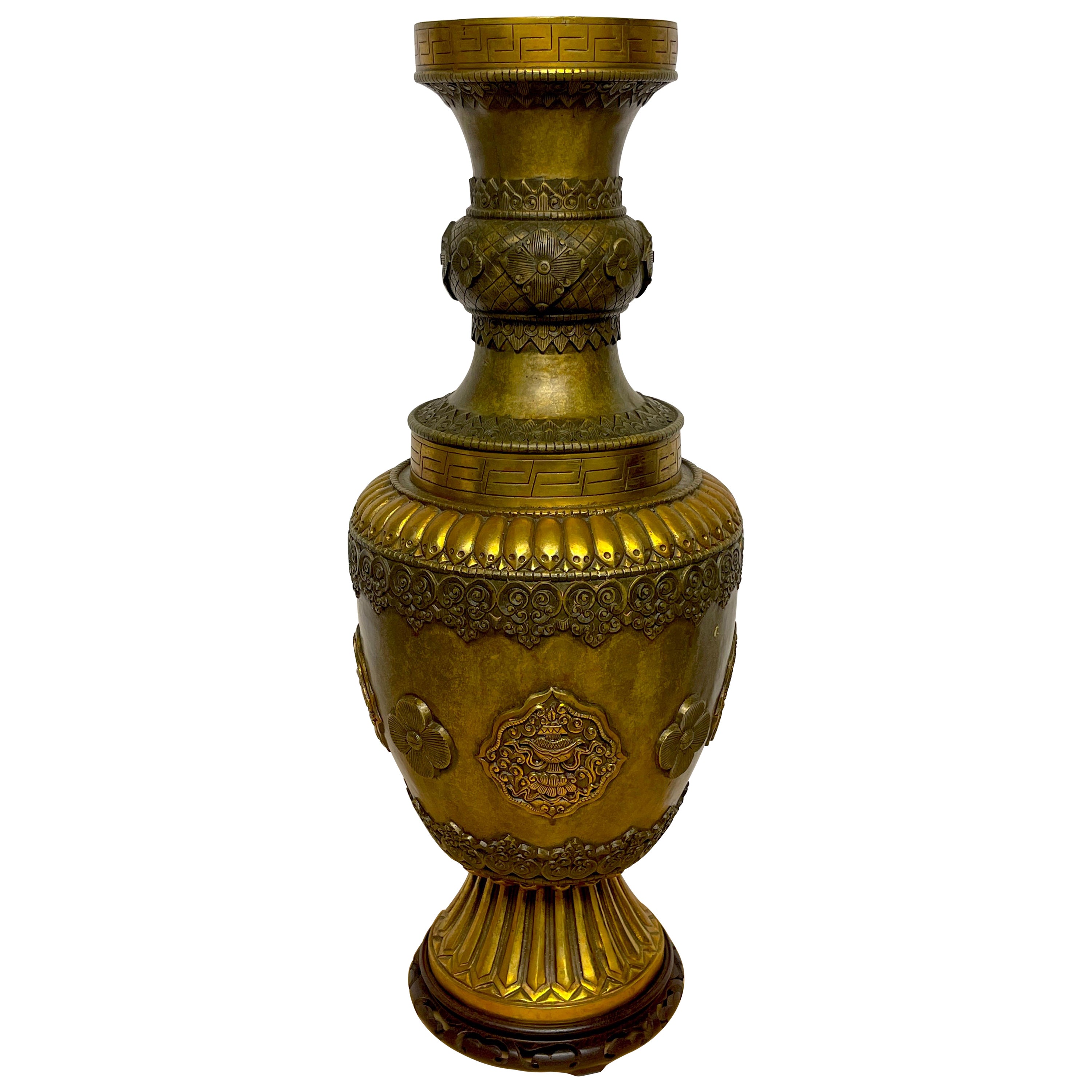 Grand vase d'offrande en bronze doré d'origine chinoise et son Stand