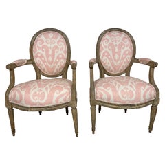 Französisches Paar grau lackierte Sessel im Louis-XVI.-Stil im Louis-XVI.-Stil mit rosa Ikat-Stoff