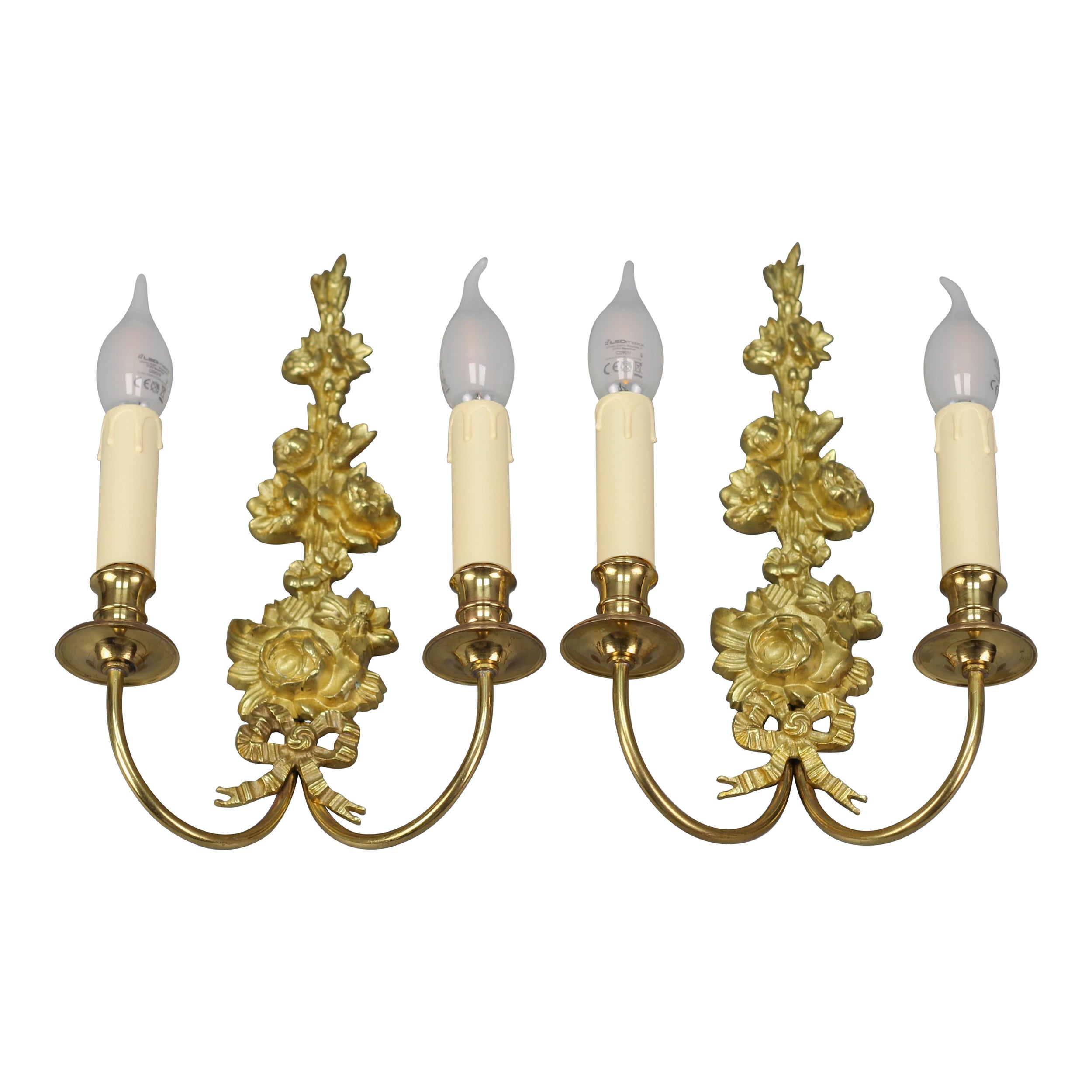 Paar französische Belle-Époque-Stil Zwei-Licht vergoldete Bronze und Messing Floral Sconces im Angebot