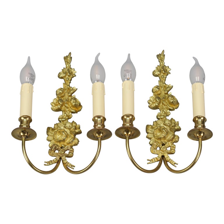 Paire d'appliques florales à deux lumières de style Belle poque française  en bronze doré et laiton - En vente sur 1stDibs