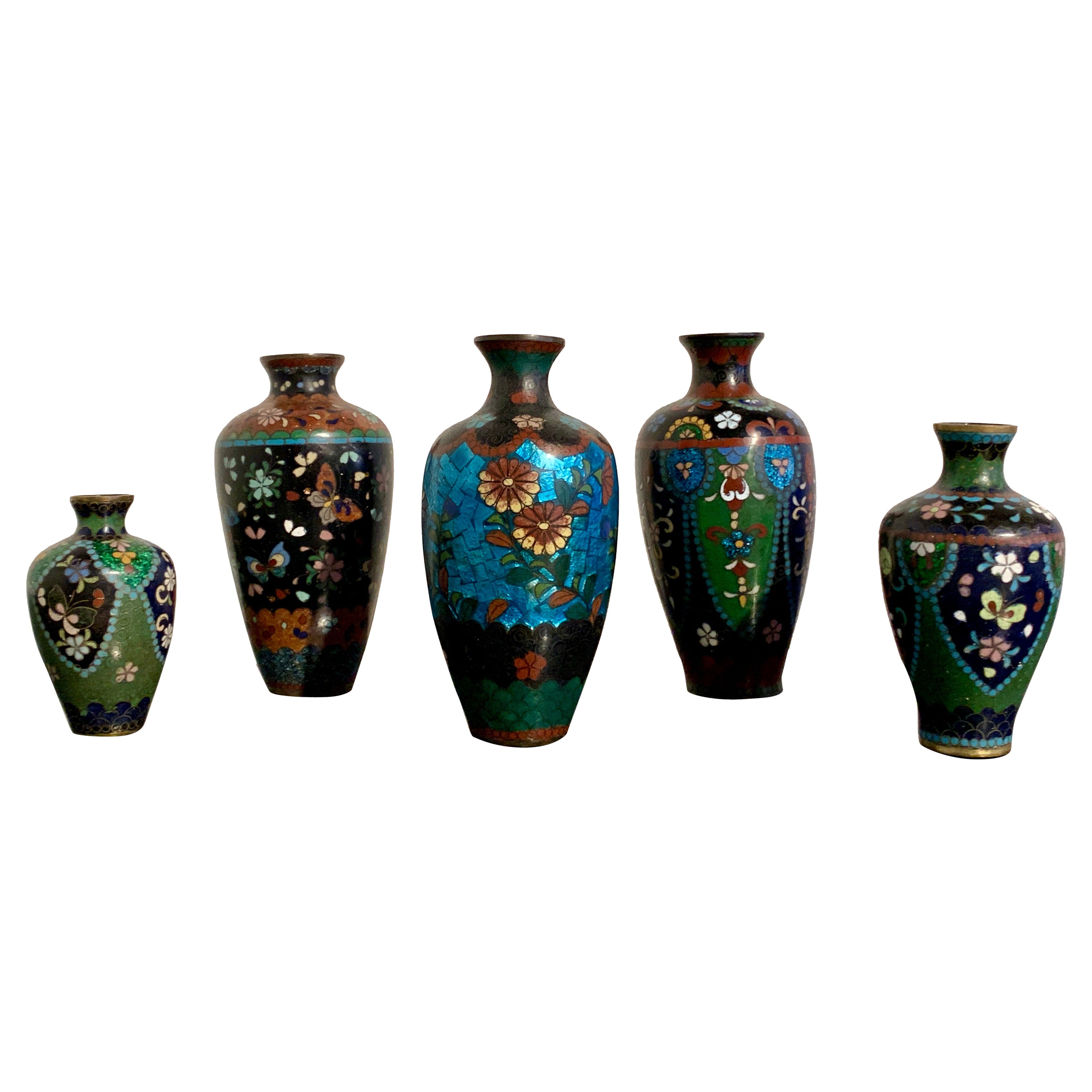 Gruppe von 5 kleinen japanischen Cloisonné- und Ginbari-Vasen, frühes 20. Jahrhundert, Japan