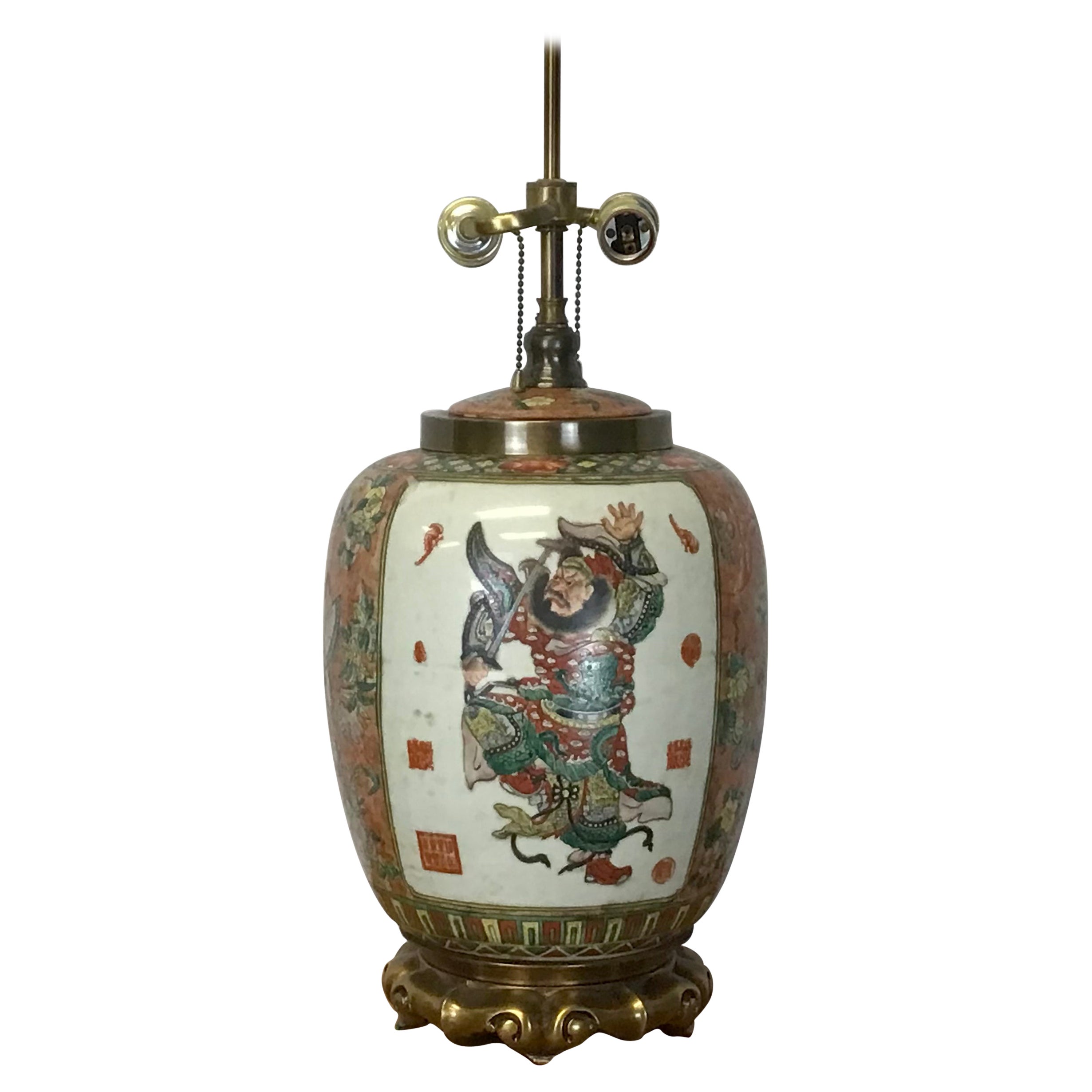 Vase en porcelaine de Chine monté en lampe en vente