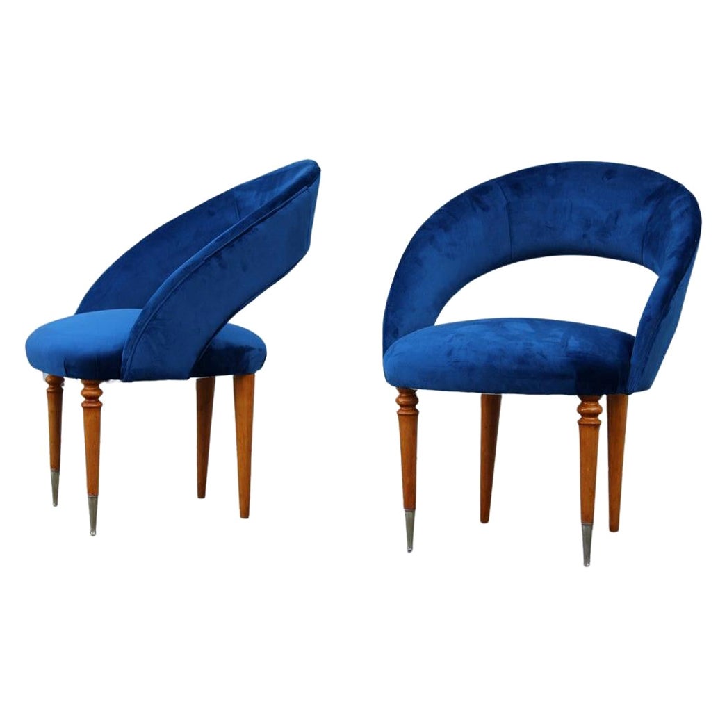 Paire de chaises de chambre à coucher rondes en bois d'érable et laiton bleu cobalt du milieu du siècle dernier