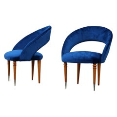 Paire de chaises de chambre à coucher rondes en bois d'érable et laiton bleu cobalt du milieu du siècle dernier